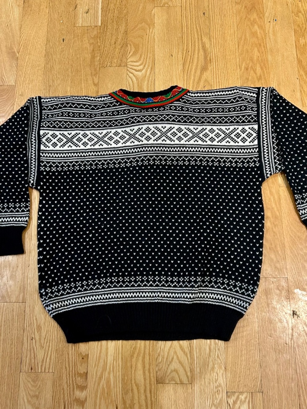 Vintage Dale of Norway 🇳🇴 Sweater with Colourful Trim & Nordic Birdseye Clasp - Picture 3 of 5